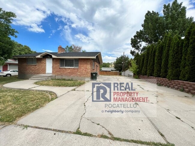 Building Photo - 4 Bedroom 2 Bath Home - Pet Friendly