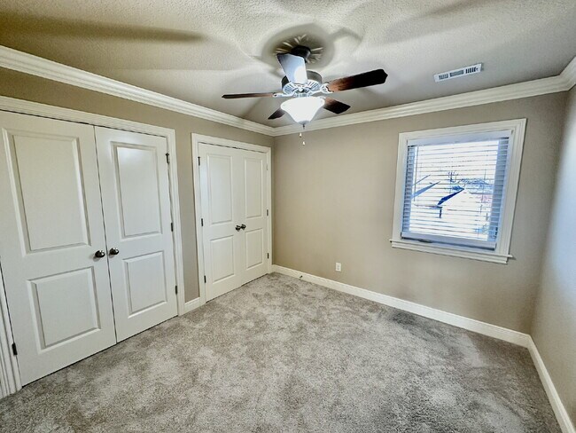 Building Photo - 6613 W Valley View Rd