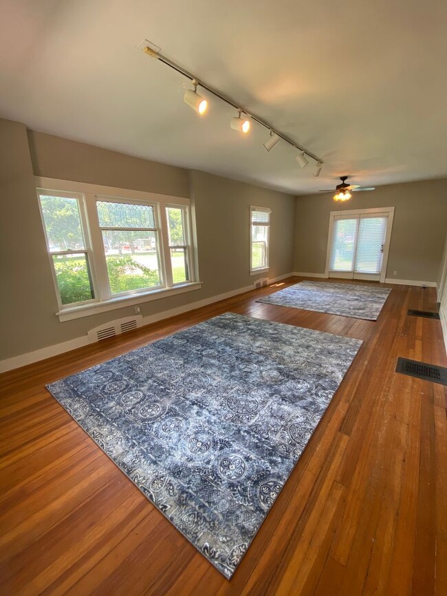 Building Photo - Room For Rent