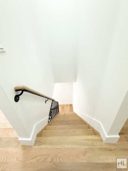 Building Photo - Expansive Sun-drenched Bed-Stuy 7 Bed 3-Bath Duplex