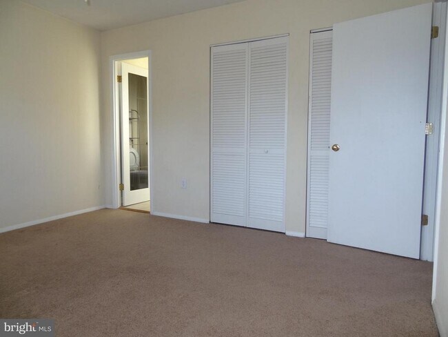 Building Photo - 2074 Lake Grove Ln