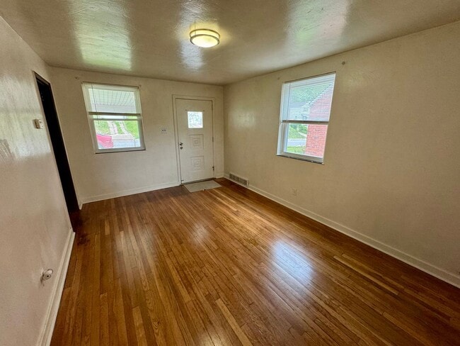 Building Photo - Charming 4 Bed 1.5 Bath house with BRAND NEW KITCHEN!!!