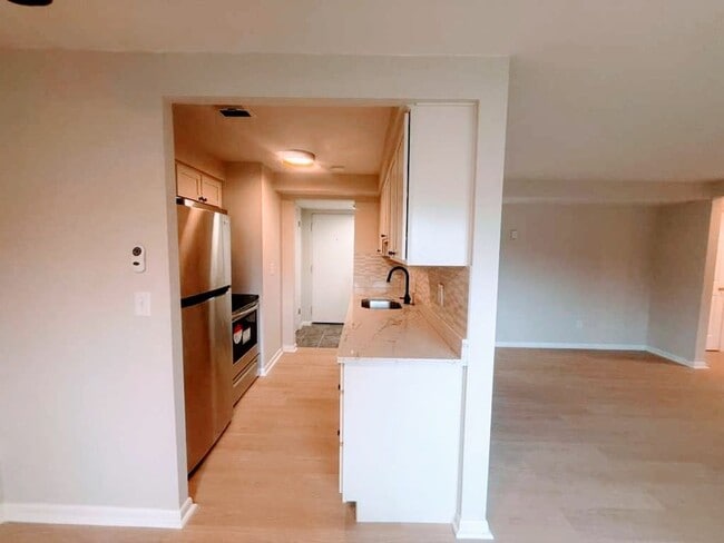 Building Photo - Updated Rocky River Condo – 1 Bed, 1 Bath in Prime Location Near Shopping & Lake Erie
