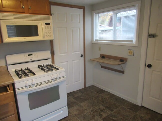 Building Photo - Cute Home in Sandpoint