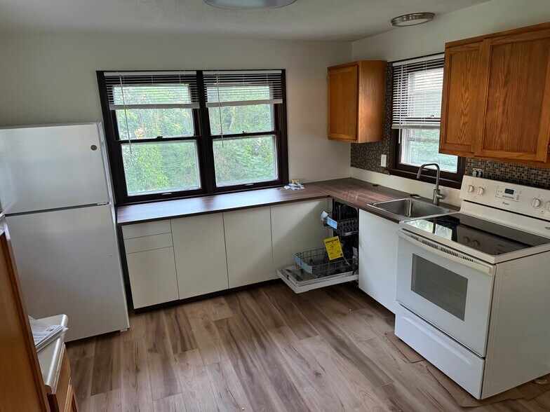 Dishwasher. - 6820 Rowe Dr
