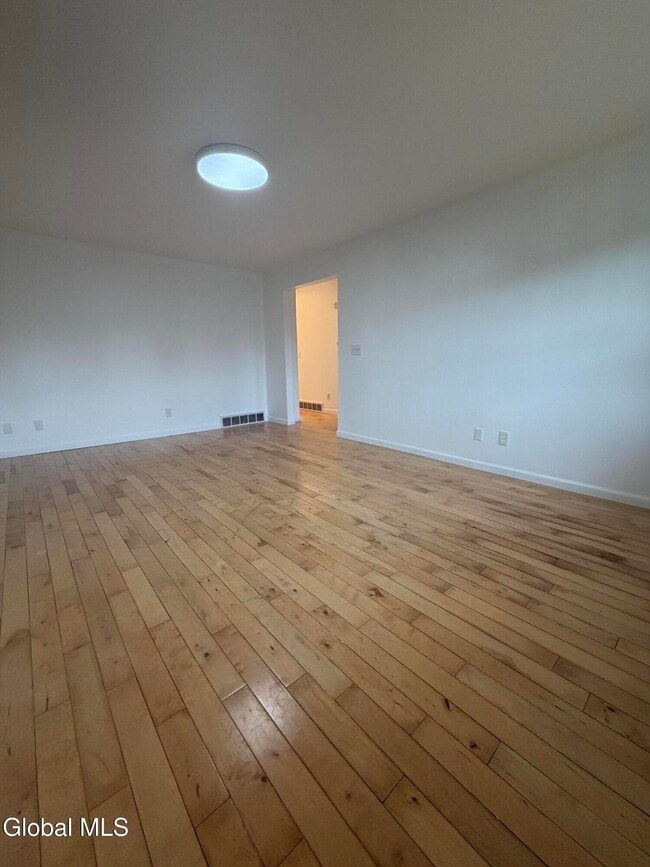 Building Photo - 5 Saybrook Dr