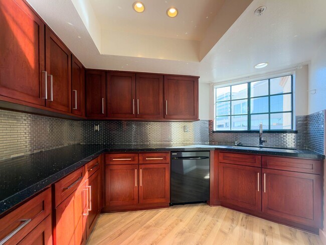 Building Photo - Spacious 3BR Condo in Downtown Glendale!