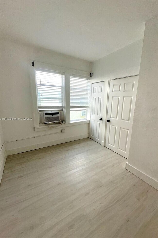 Building Photo - 967 SW 5th St