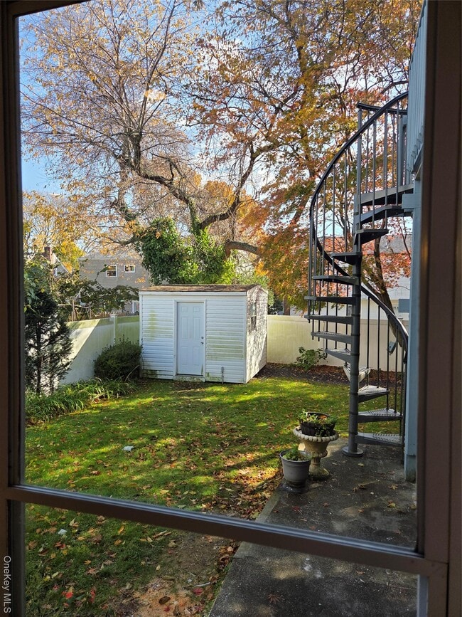 Building Photo - 127 E 12th St