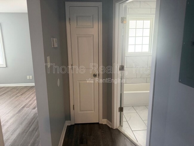 Building Photo - 700 Pinehaven Dr