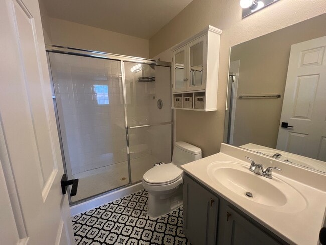 Building Photo - Charming Oversized 2 Bed, 2 Bath Townhouse...