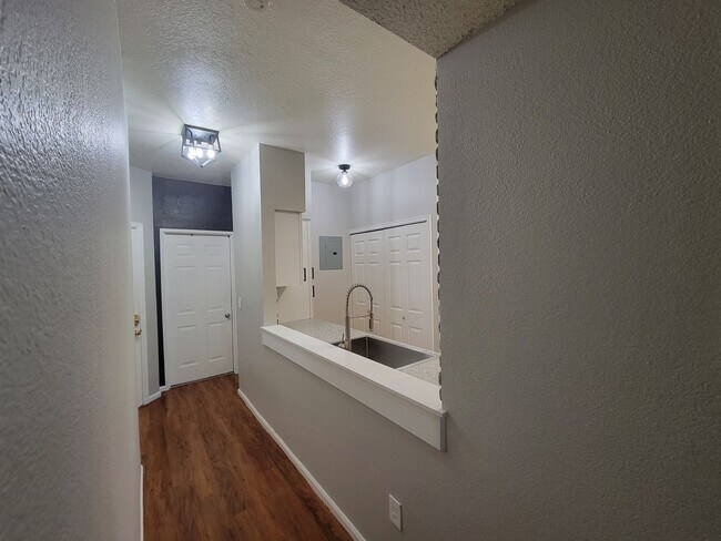 Building Photo - Fabulous Remodeled 2 bedroom , 2 bath Remodeled Condo in Country Club Greens