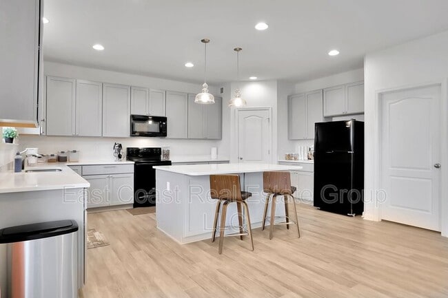 Building Photo - 204 Station Terrace W