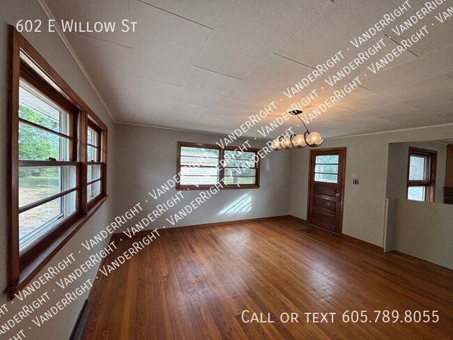 Building Photo - 602 E Willow St