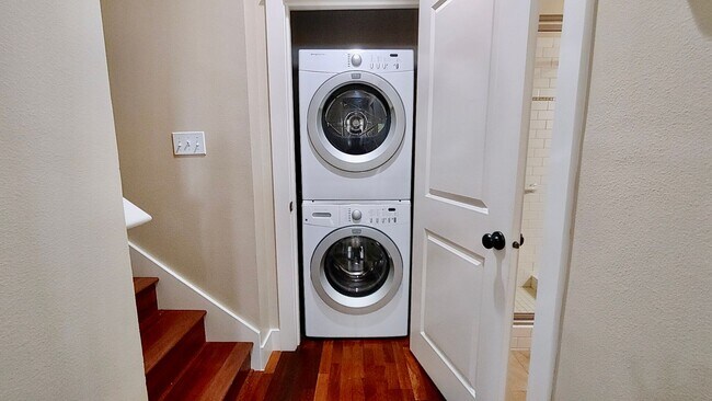 Building Photo - Luxury 3 Bedroom Townhome in Lake Oswego’s...