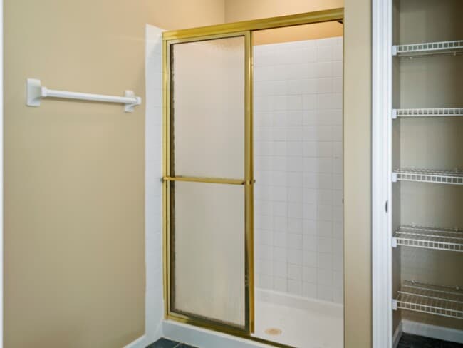 Building Photo - 672 E Lake Ln