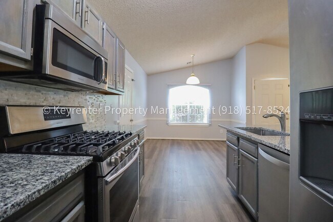 Building Photo - 3 Bed | 2 Bath in Owasso!