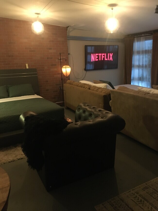 Building Photo - 102 Chapel St