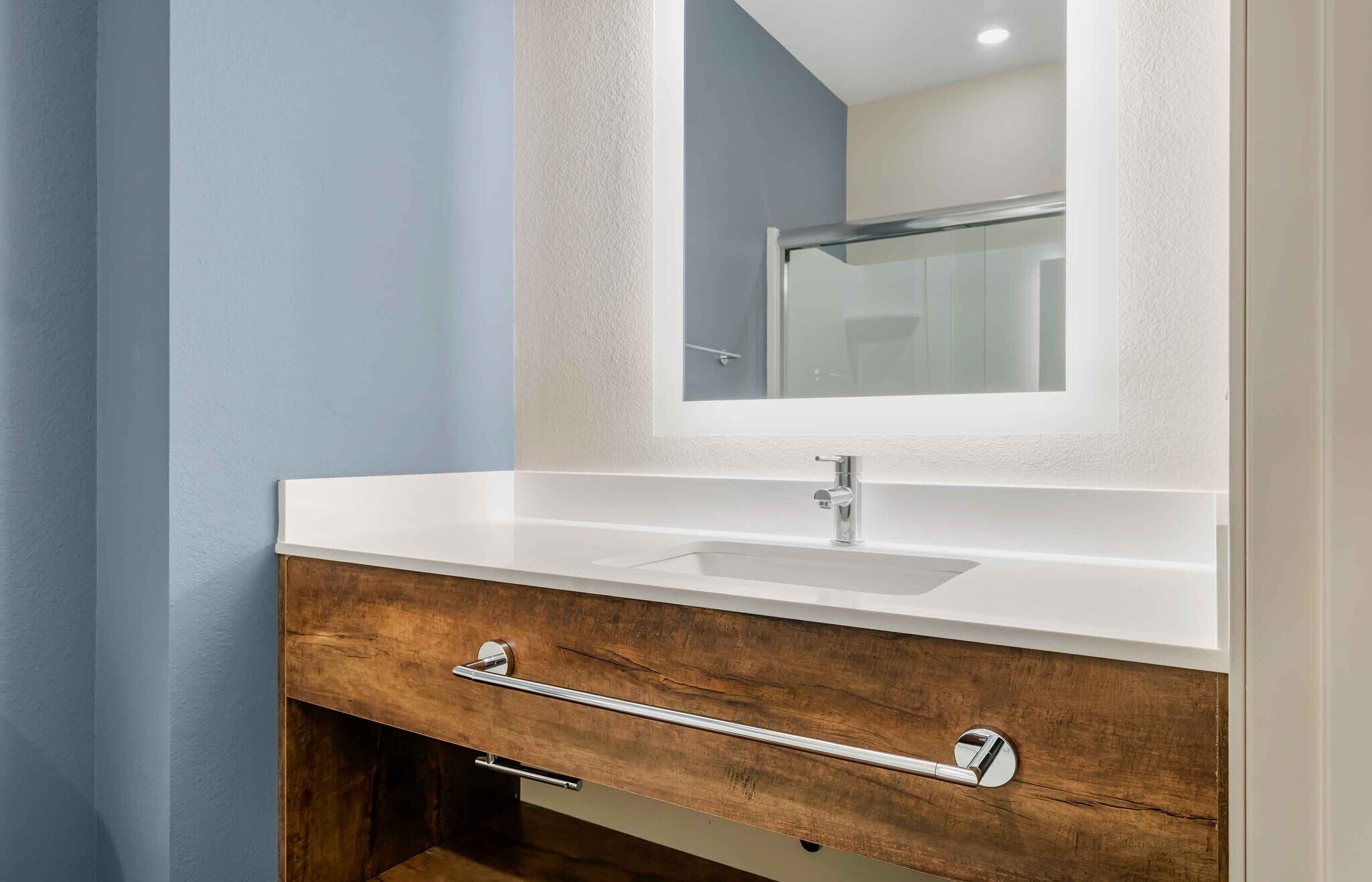 Building Photo - Furnished Studio-Phoenix - Chandler - Airport