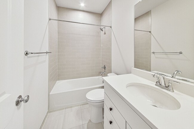 Building Photo - Contemporary 4 bedroom, 3.5 bath Open Concept Townhome!