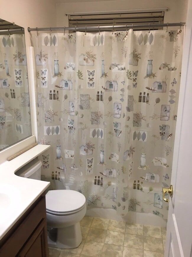 Building Photo - Rare studio in N. Turlock