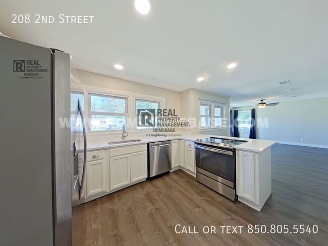 Building Photo - 208 2nd St