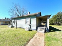 Building Photo - ONE BEDROOM/ONE BATH - CONVENIENT LOCATION!