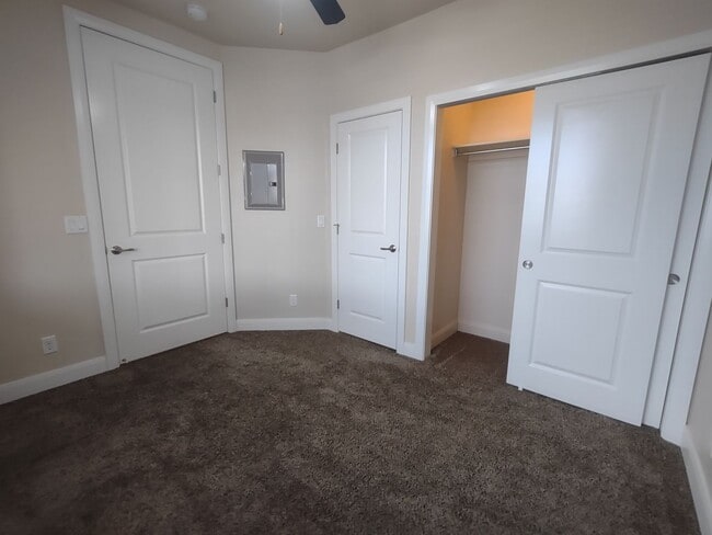 Building Photo - Desirable Black Rock Condo - Quite/Peaceful