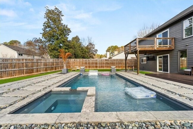 Building Photo - 425 Mikasa Dr