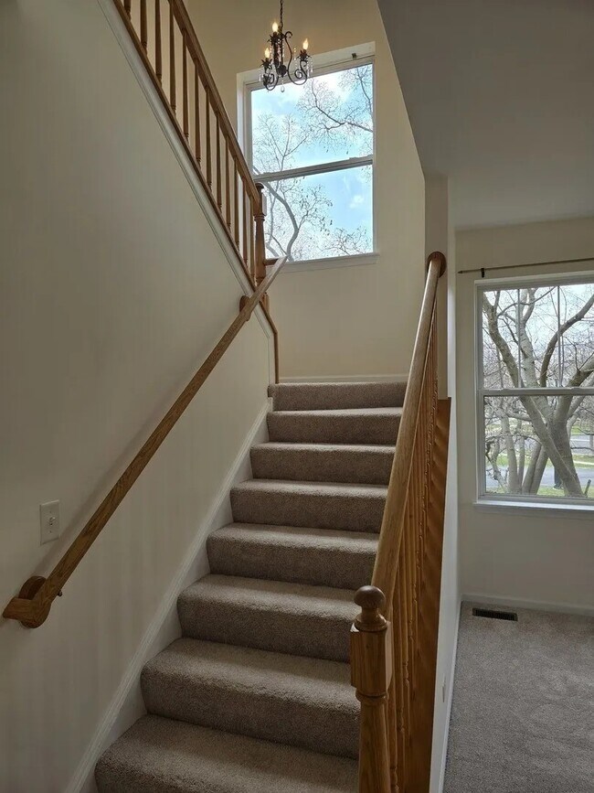 Building Photo - 211 Valley View Dr