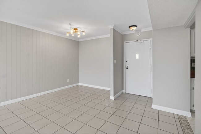 Building Photo - Stunning Condo With Exclusive Bay Views!