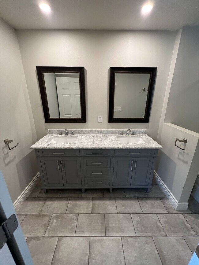 Building Photo - Updated Townhome in Ventura