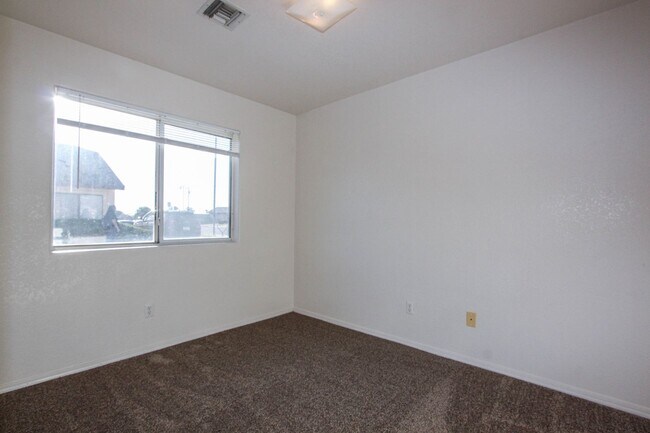 Building Photo - 8100 E Lakeshore Dr