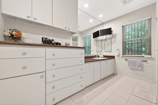 Building Photo - 3 River Hollow Ln