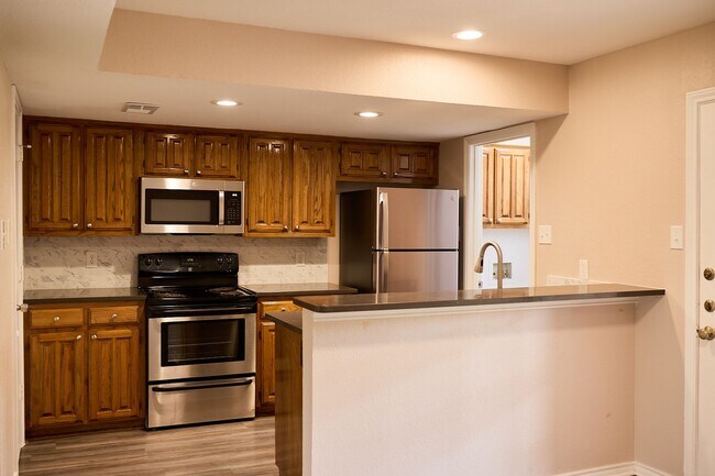 Building Photo - 900 Kilkenny Ct