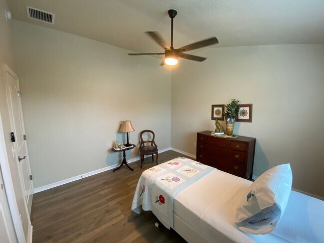 Building Photo - Beautiful, Furnished ANNUAL 2 bed, 2 bath ...