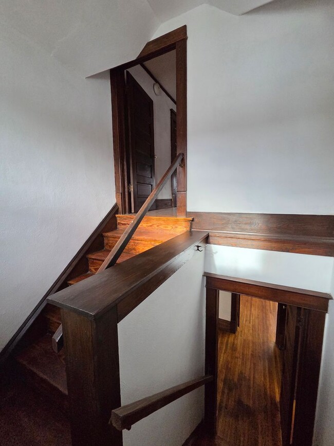 Building Photo - Beautiful and large Cedar Falls House