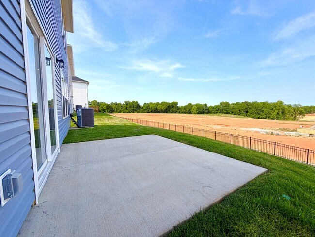 Building Photo - 2372 Meadowwood Dr