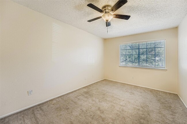 Building Photo - 1015 E Yager Ln