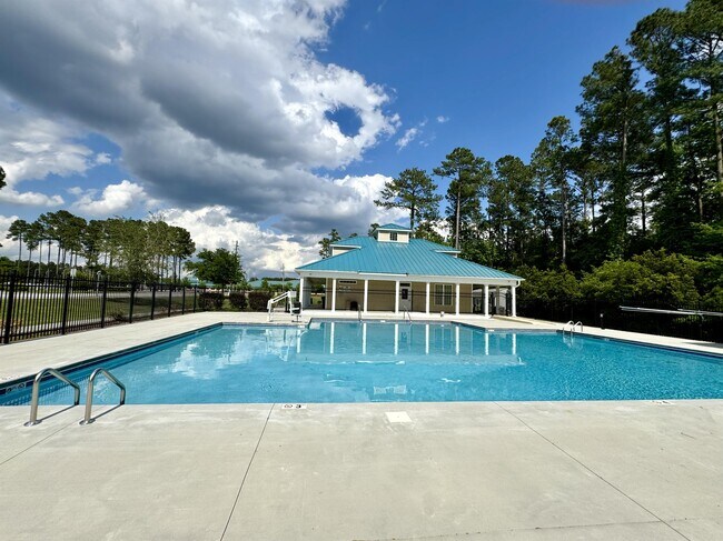 Building Photo - 704 Stagecoach Dr