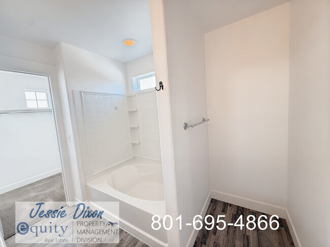 Building Photo - 1822 Parkview Dr