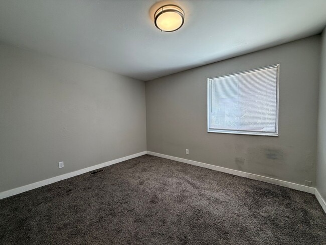 Building Photo - 680 E Malibu Dr