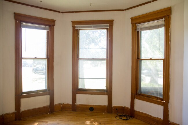 Building Photo - 2711 Delaware St SE