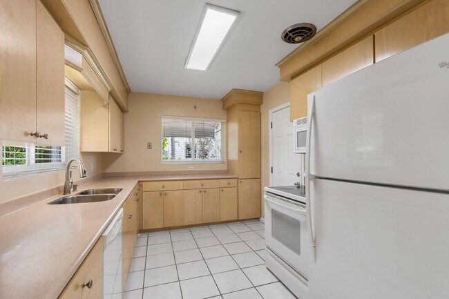 Building Photo - 360 Palmetto St