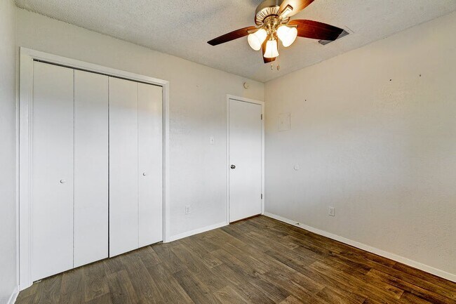 Building Photo - 10505 Little Pebble Dr