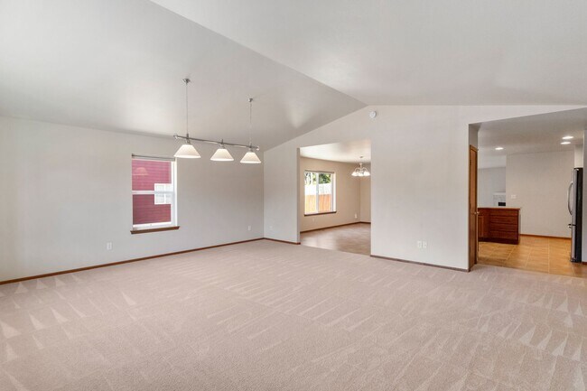 Building Photo - 3 Bed 2 Bath - Excellent Condition - NAS W...