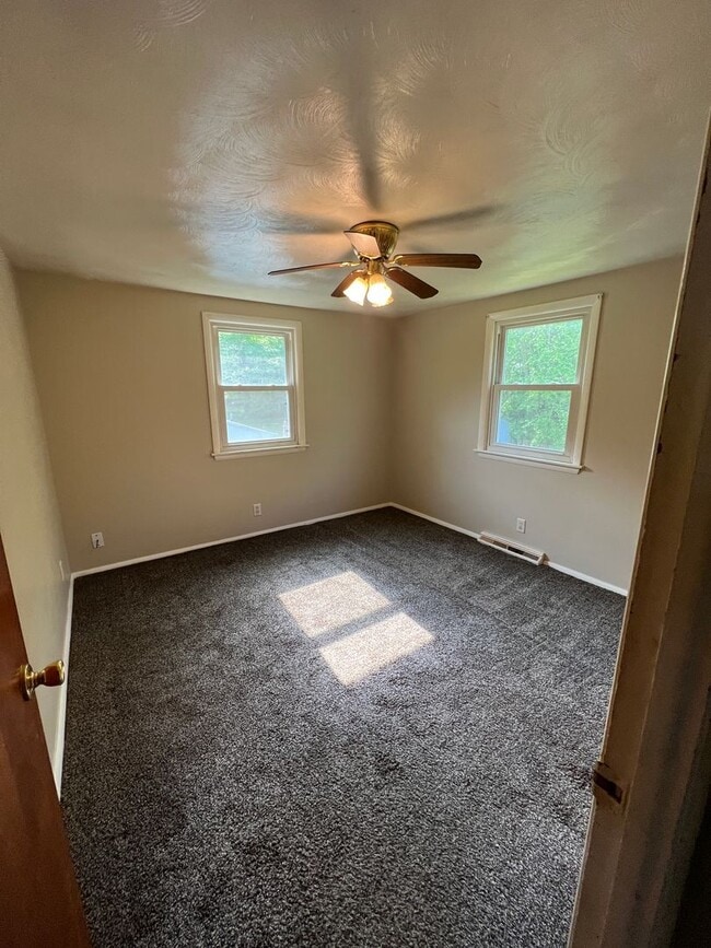 Building Photo - Nice 3 bedroom bi level with garage