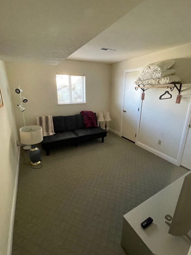 Building Photo - Beautiful townhome available now!