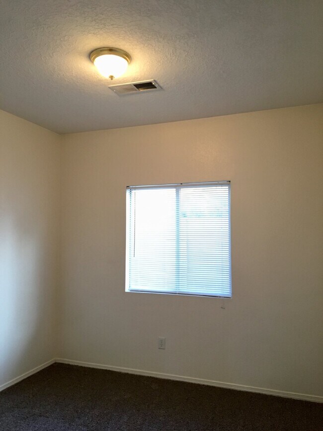 Building Photo - 3BR/2Living in Enchanted Hills!