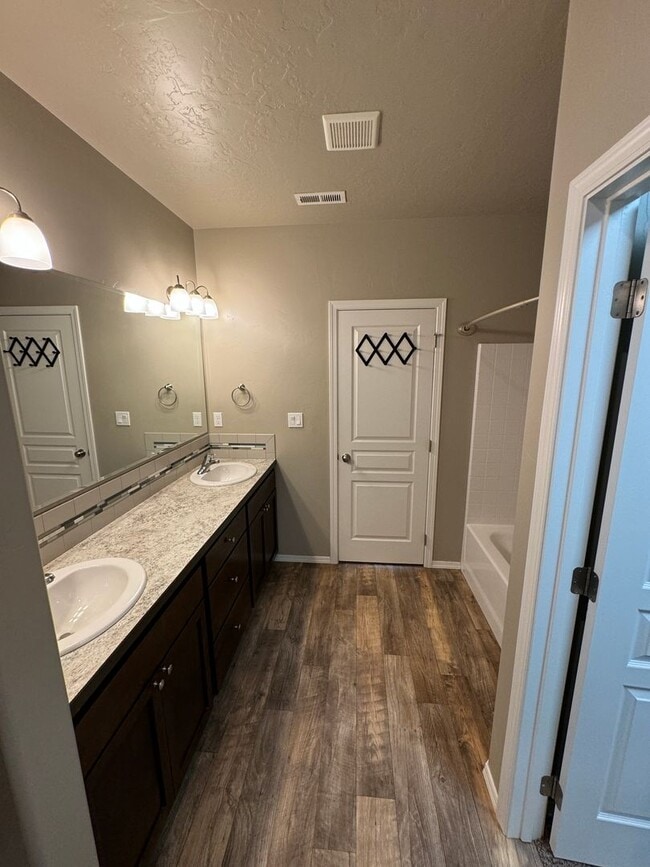Building Photo - Charming 3-bedroom, 2-bathroom home locate...